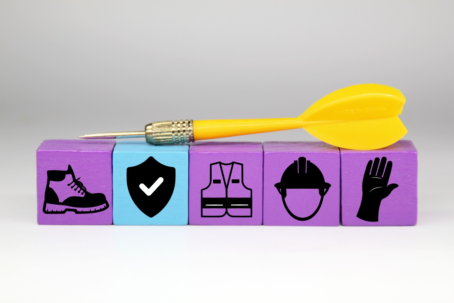 Flechas, cubos de colores e iconos de seguridad para trabajar. Concepto de la industria