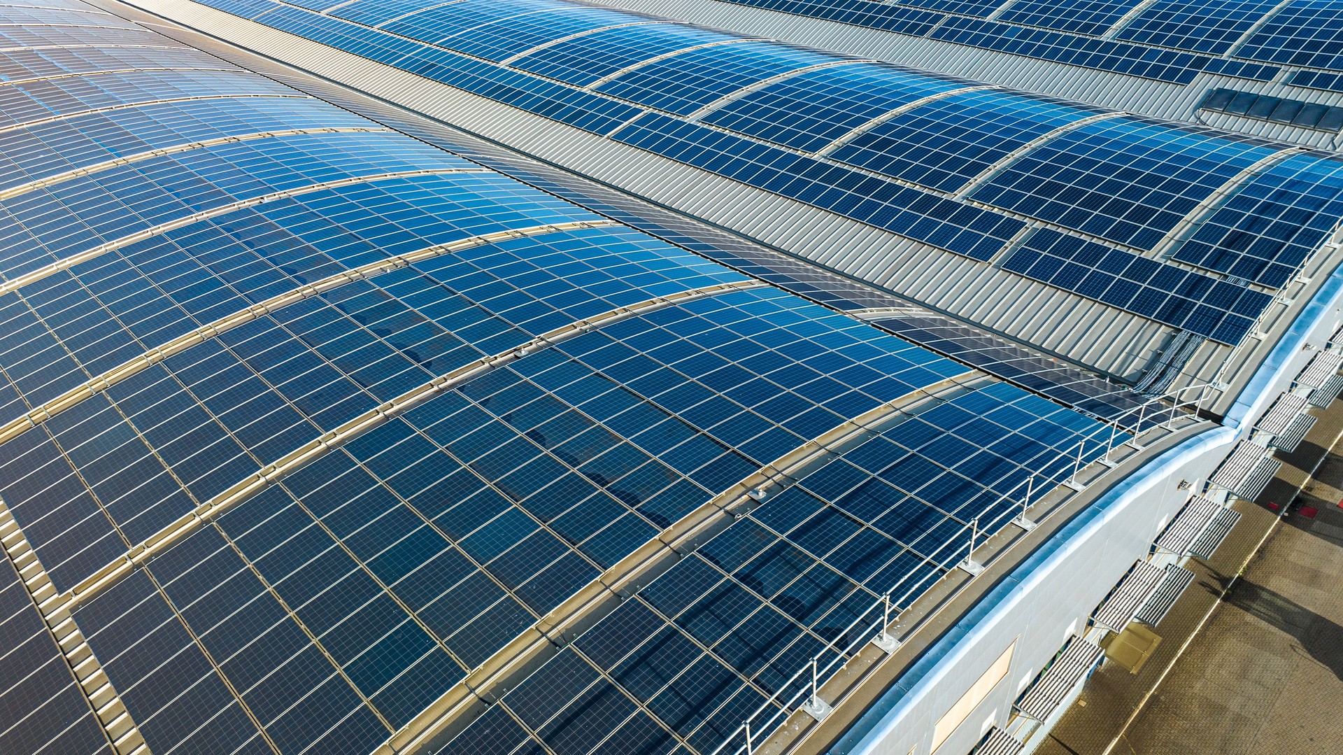 Grandes paneles solares en techos de naves industriales y almacenes