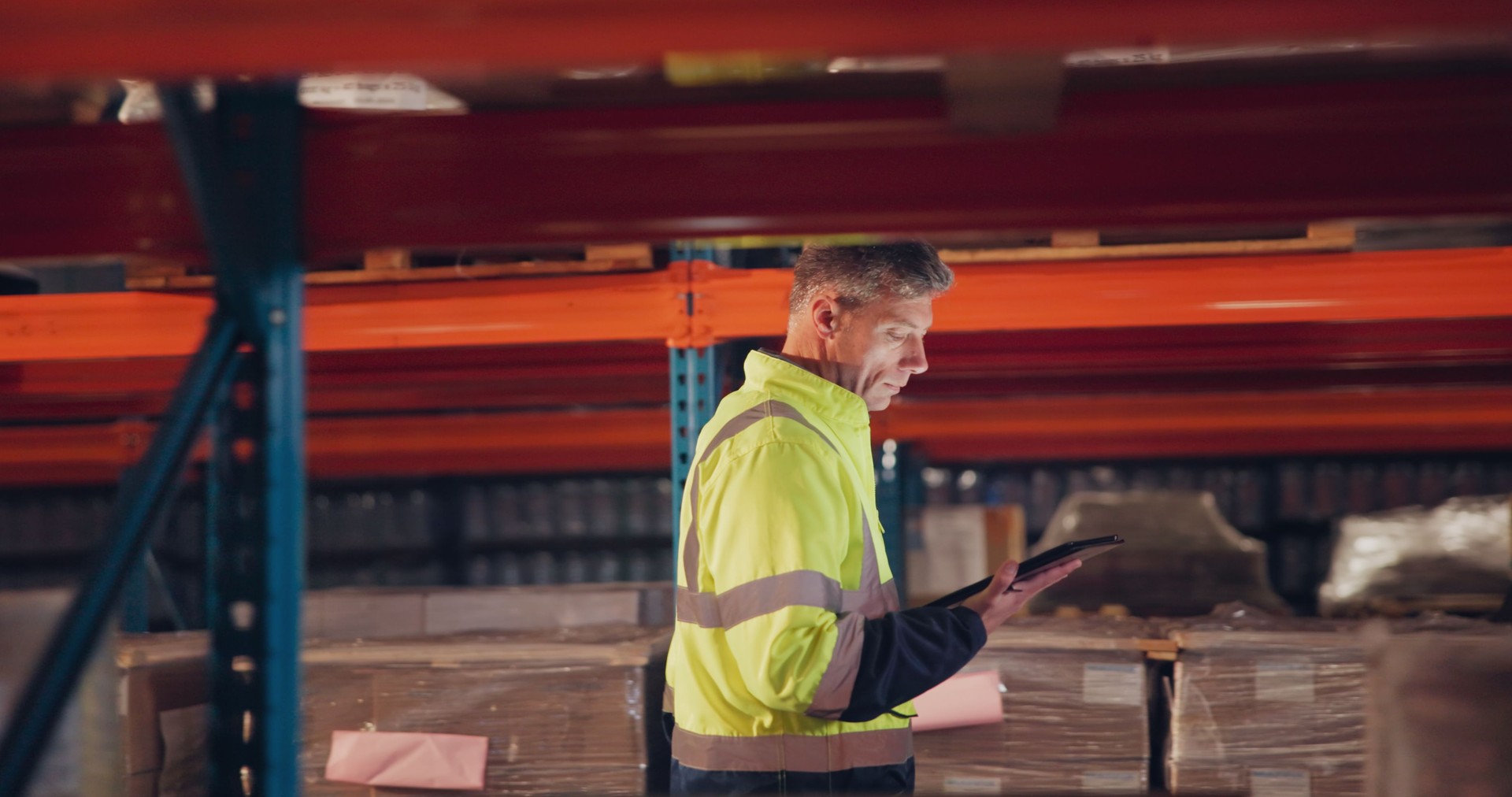 Caminando, tableta y hombre en logística, en línea y lectura de sitio web para comercio electrónico de venta al por mayor o fábrica. Envío, digital y checklist para inspección de stock en almacén, app o control de calidad